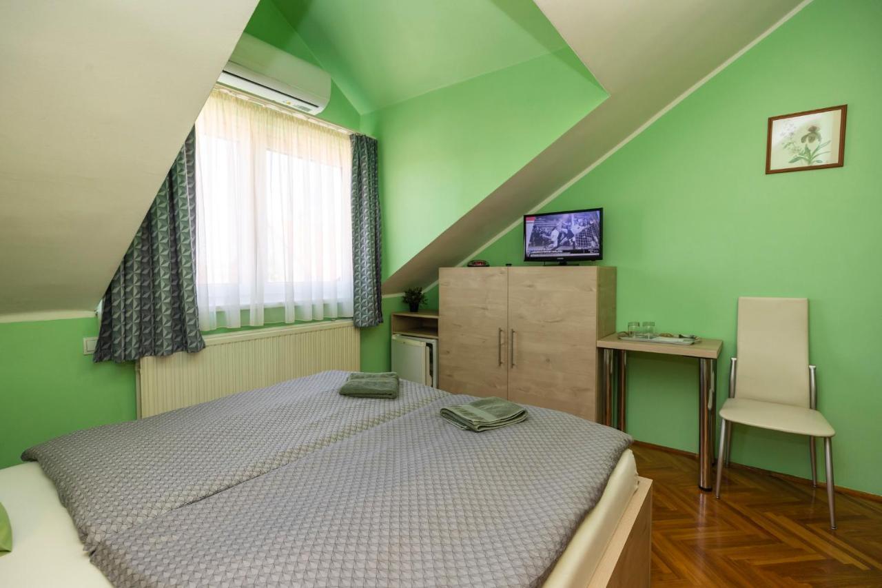 Bed & Breakfast Cecey Vendeghaz *