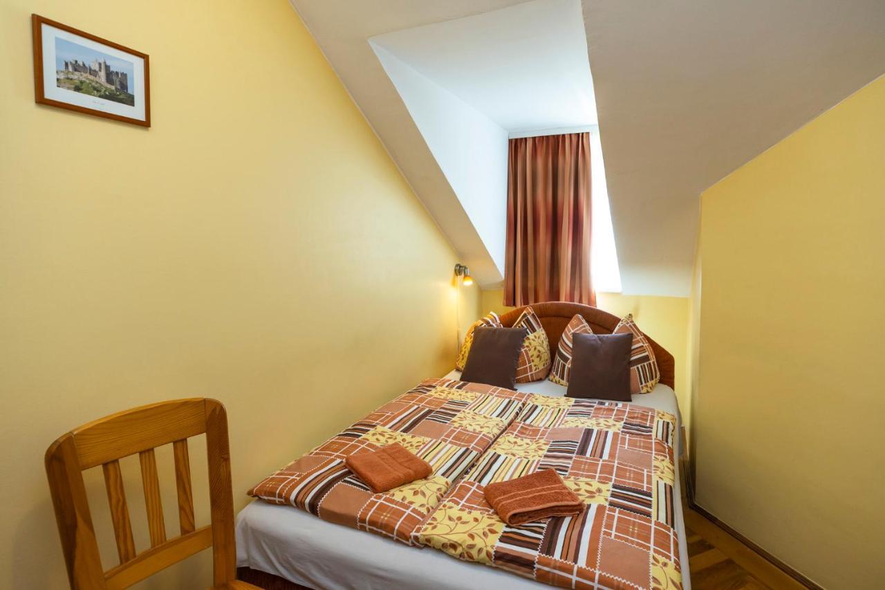 Cecey Vendeghaz Bed & Breakfast
